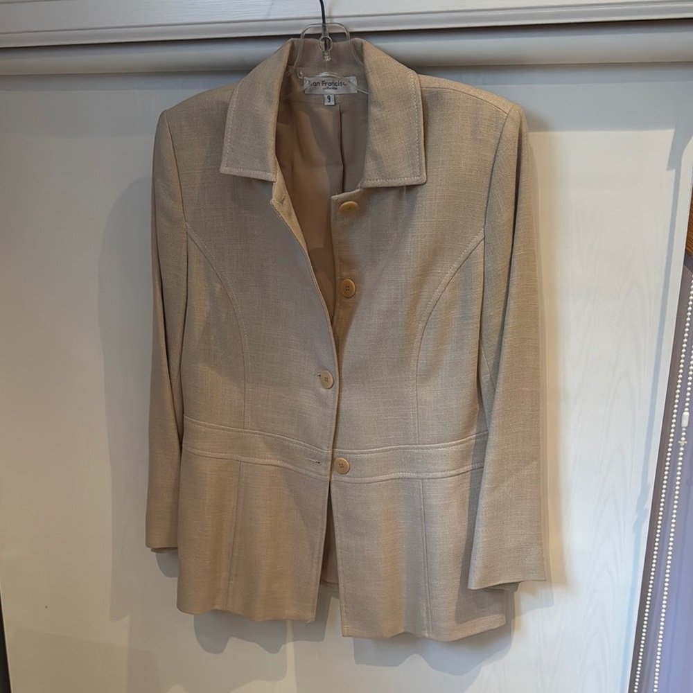 Tan Blazer with Notched Lapel and Fitted Silhouette